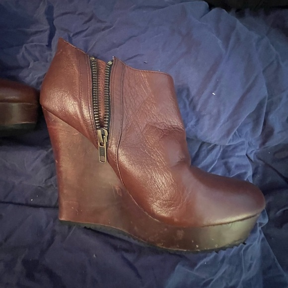 Aldo Wedge Heel Brown Booties, size 9 - Picture 11 of 16